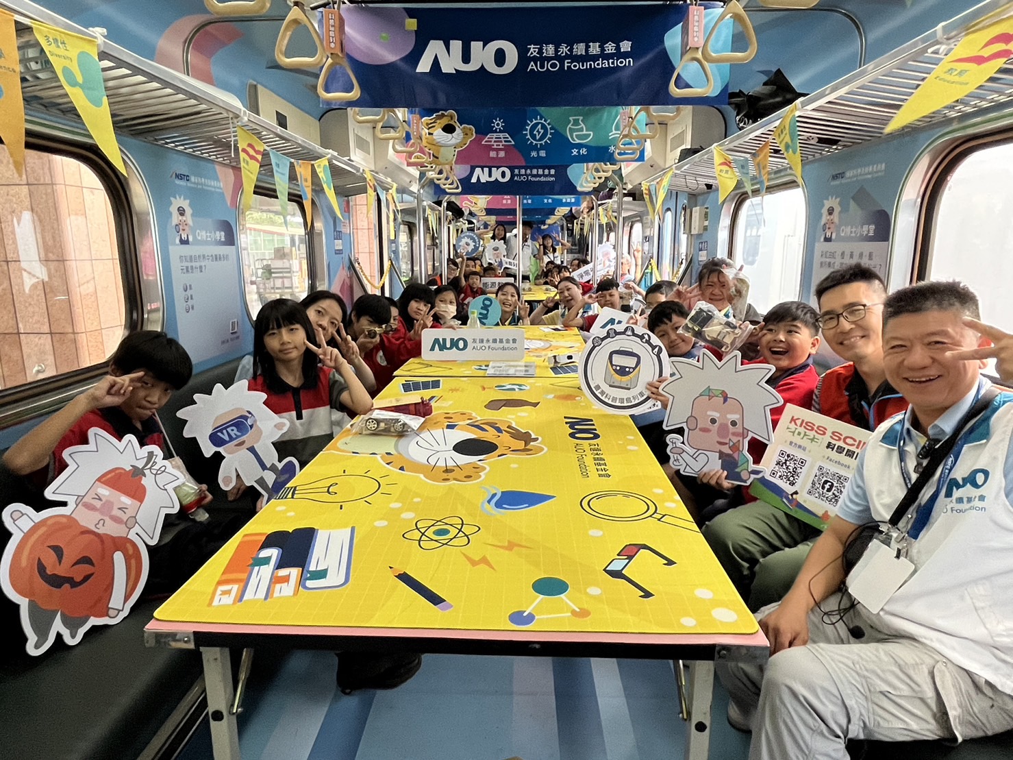 永續基金會參與「臺灣科普環島列車」，設計基礎科學車廂課程，以「淨零碳排和永續能源」為主題，讓學生透過創意實驗認識淨零知識，以及思考生活中的減碳行為