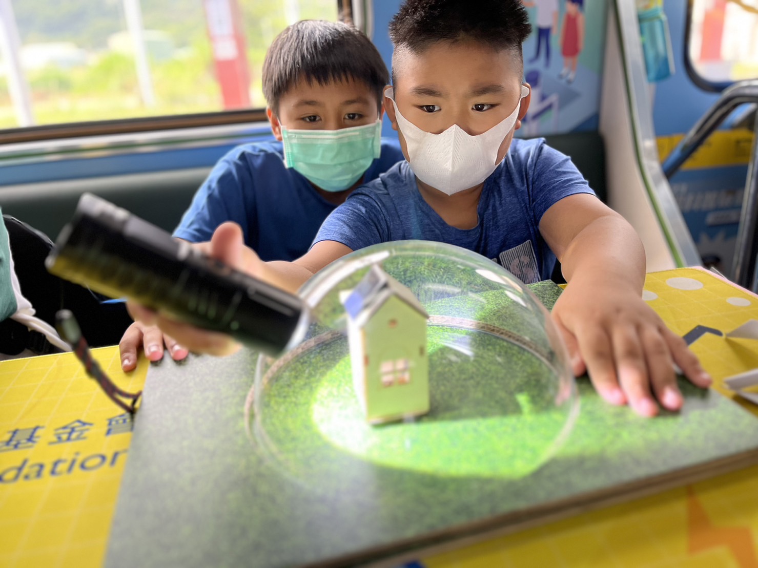 參與基礎科學主題車廂，以STEAM教學精神，設計「逐日科學家」、「太陽能工程師」以及「淨零建築師」三大能源科普課程和實驗
