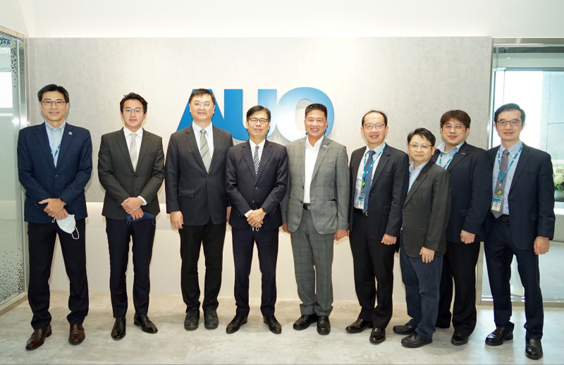 光電前進亞灣成立「AUO解決方案研發中心」，作為多元場域解決方案研發及試驗場域（圖中左為高雄市長陳其邁、圖中右為光電董事長彭双浪）